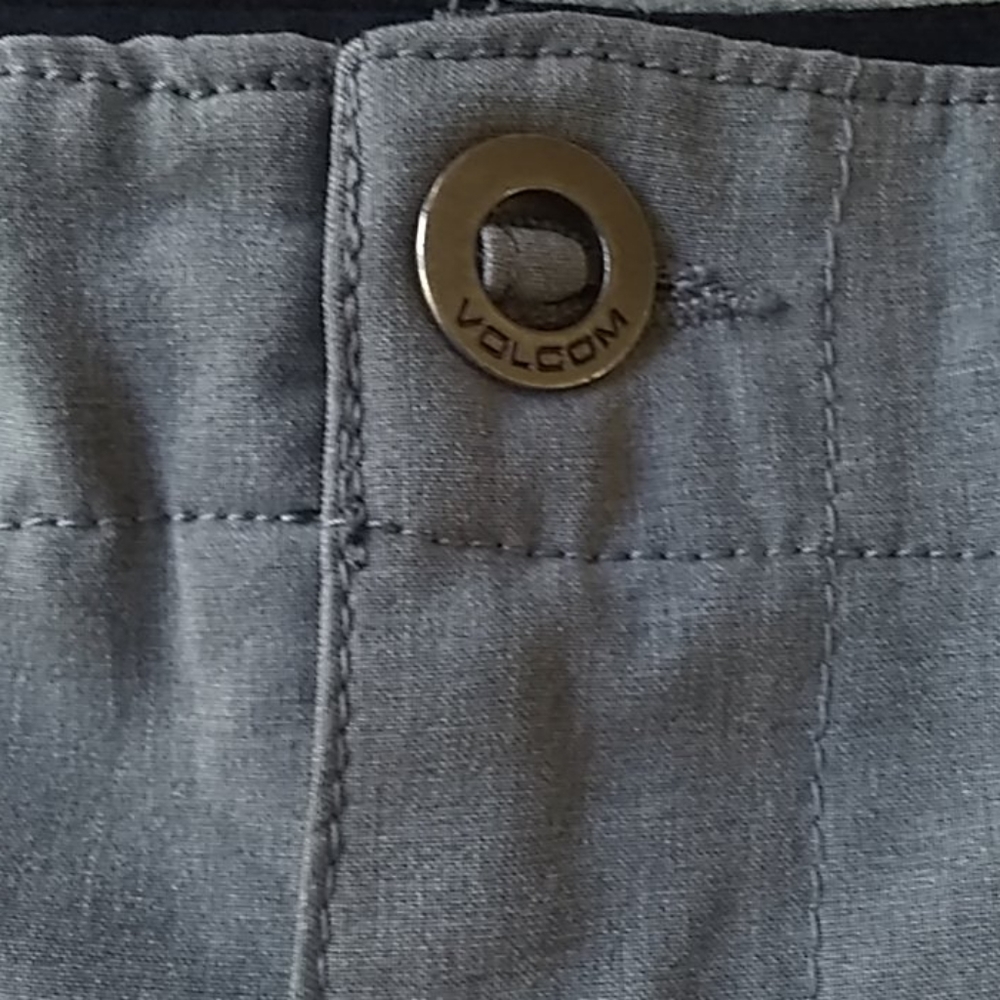 VOLCOM SHORTS - Picture 3 of 9